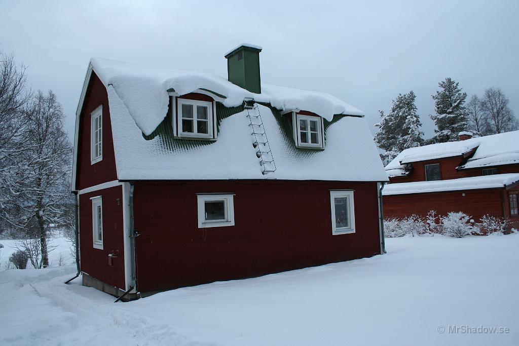 IMG_5295.JPG - 2011-12-19  Snön ligger tyst på taken. Men inte så mycket snö ännu.