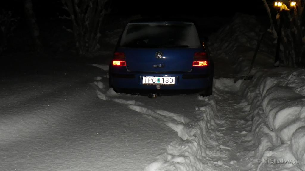 IMGP0256.JPG - Skottar upp lite för bilen och backar in på gården..