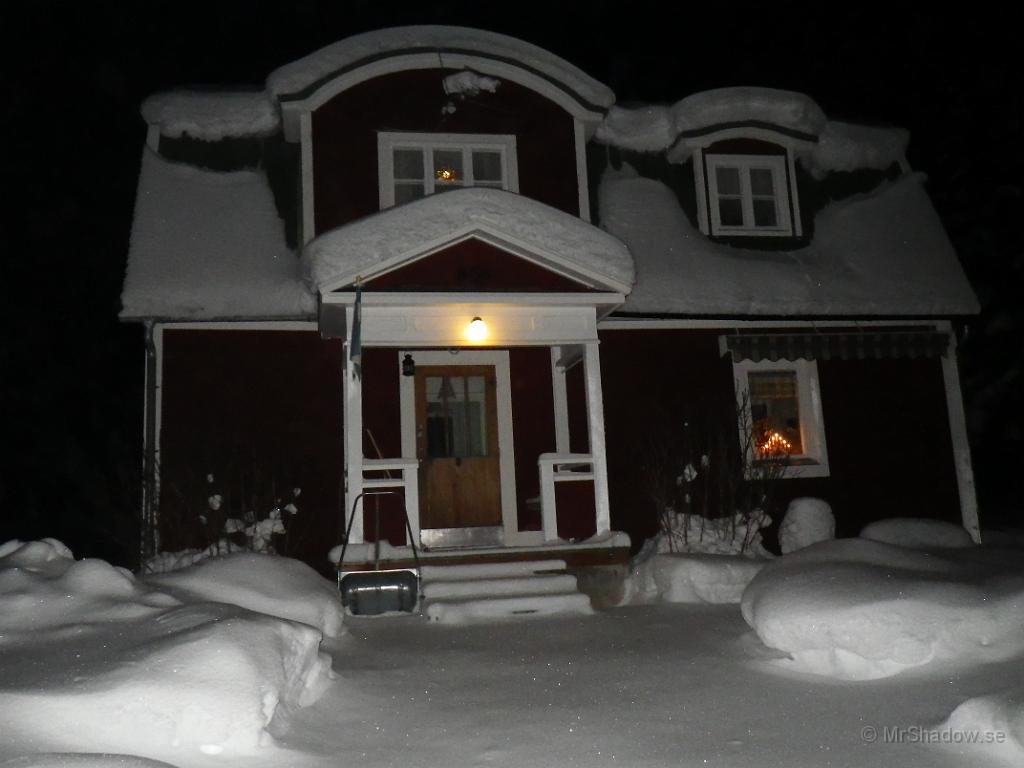 IMGP0301.JPG - 2012-01-14  Eftermiddag men mörkt.. Ser ut som att det är lite snöskottning på programmet..