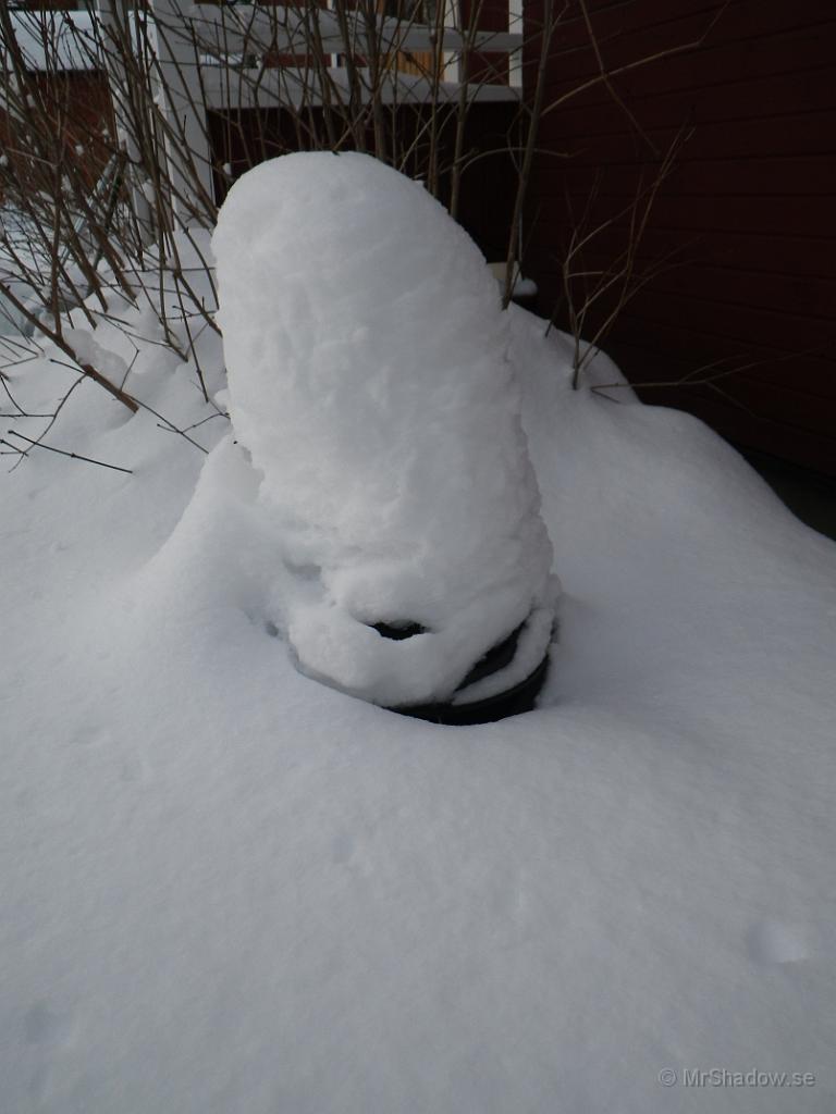 IMGP0346.jpg - Snödjupet avspeglas ju i "snöhatten" på grillen..