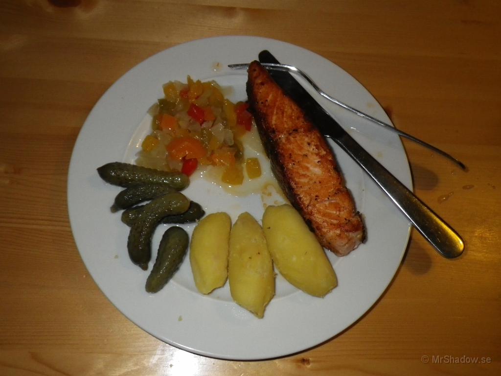 IMGP0348.JPG - Denna dag blev det lax men mandelpotatis, paprikassallad samt gurka. Smakade utsökt