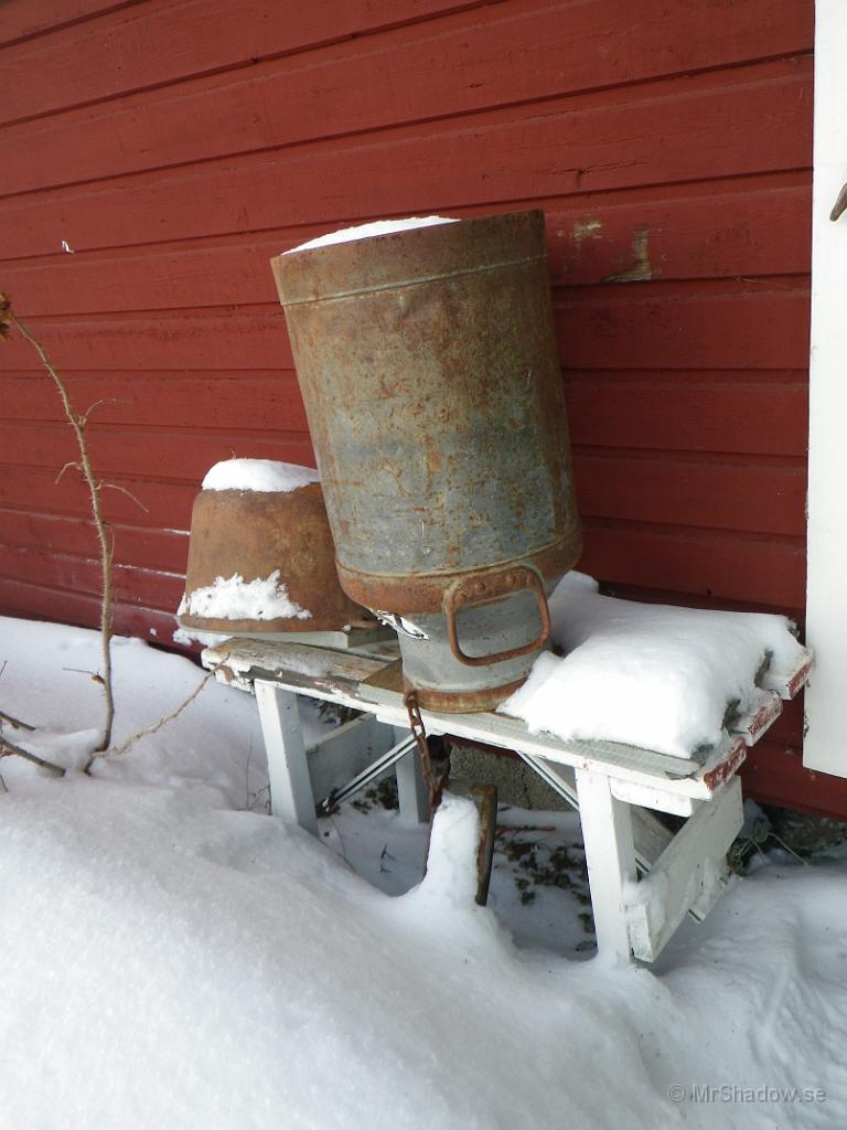 IMGP0368.JPG - Tycker det ser festligt ut med en mjölkkruka så där utanför uthuset.