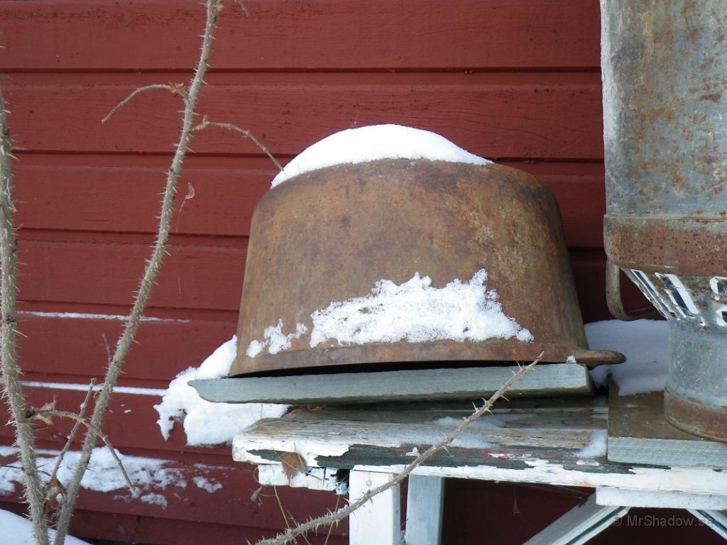 IMGP0369.JPG - Uthuset och bänken med gryta och mjölkkruka, rör sig inte i tackt.  Det bryter ganska bra där..