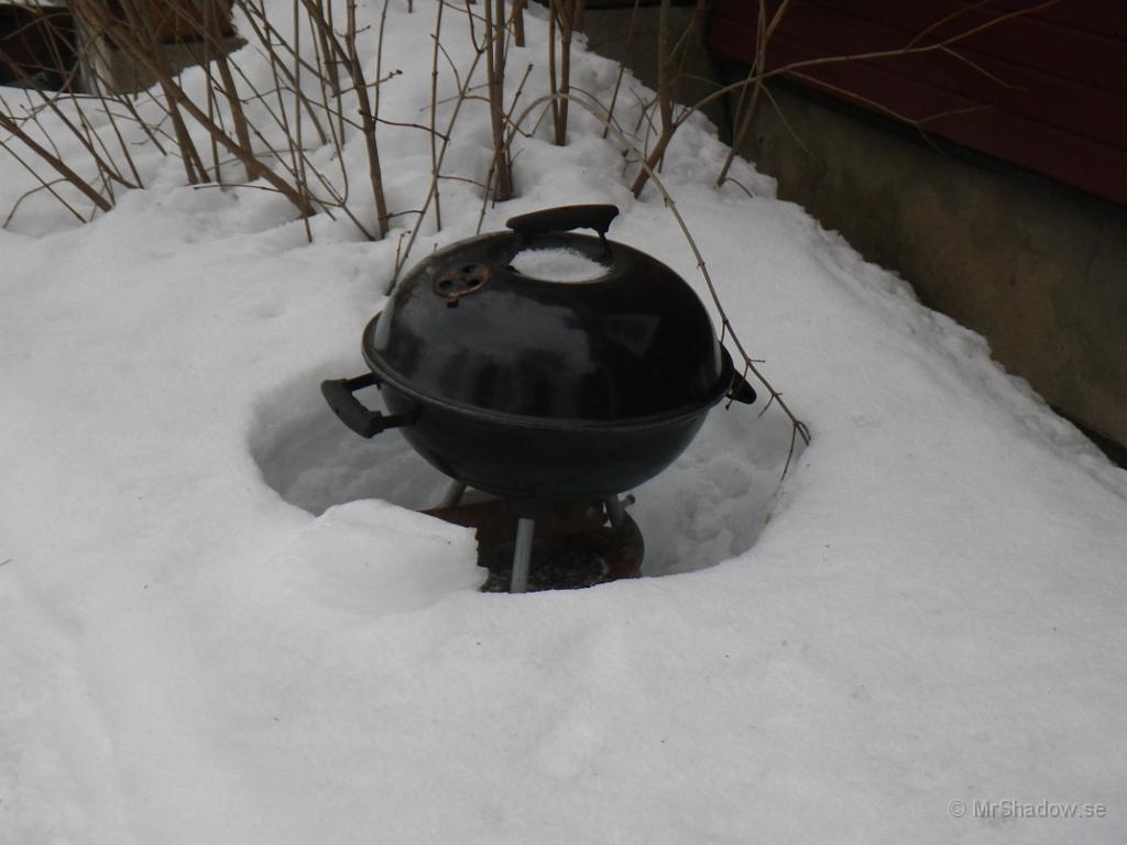 IMGP0428.JPG - Hade tänkt flytta fram grillen, den står lite nära huset, så att man kanske kan grilla på en fläskbit. Men den hade frusit fast ordentligt.. :-(
