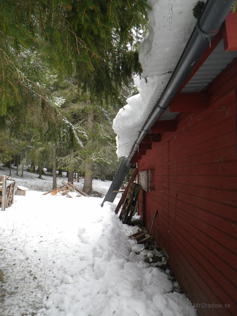 IMGP0503.JPG - Det tinar på uthustaket, men det går långsamt.