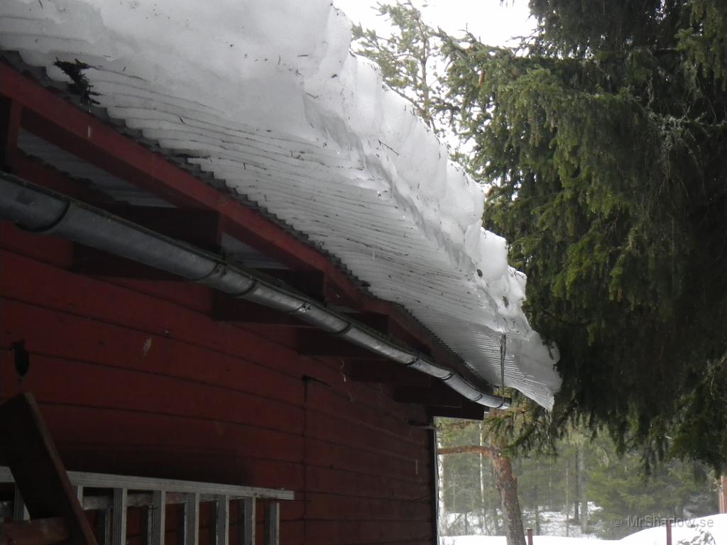 IMGP0521.JPG - Några deci isen på taket förflyttat sig..