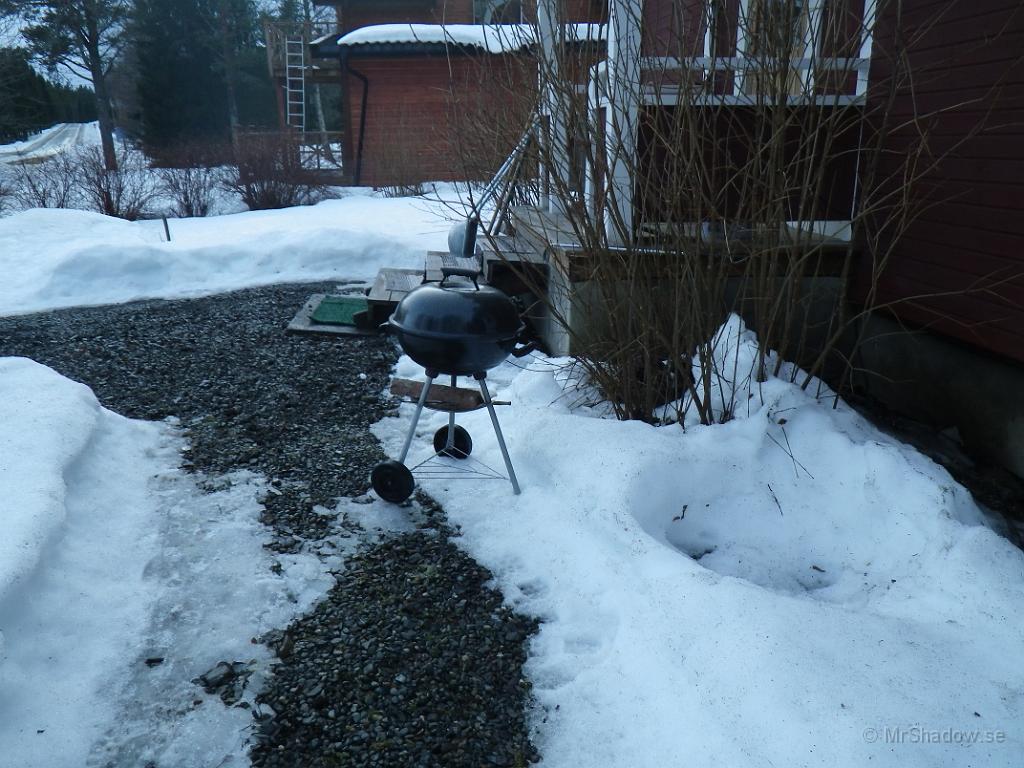 IMGP0522.JPG - Med lite lätt hjälp så kom nu grillen lös från sin infrusna possition. Dags nu att krydda på fläskbiten..