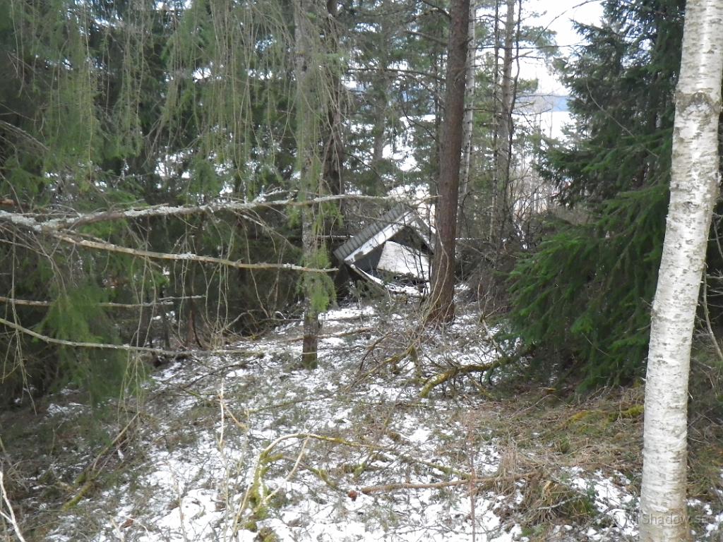 IMGP0545.JPG - På en grannfastighet så har ett uthus farit illa..