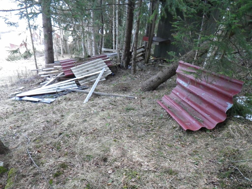 IMGP0546.JPG - Vinden har flyttat om en del bland byggmaterialen