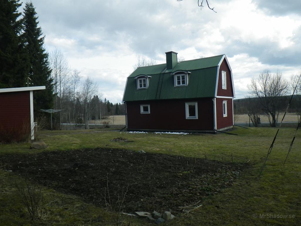 IMGP0679.JPG - Bara liite små rester snö kvar nu på gräsmattan