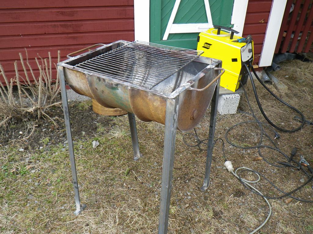 IMGP0713.JPG - Provmontage av grillgaller.. Vilket är rester från en skrotat kyl... Rostfritt ju....
