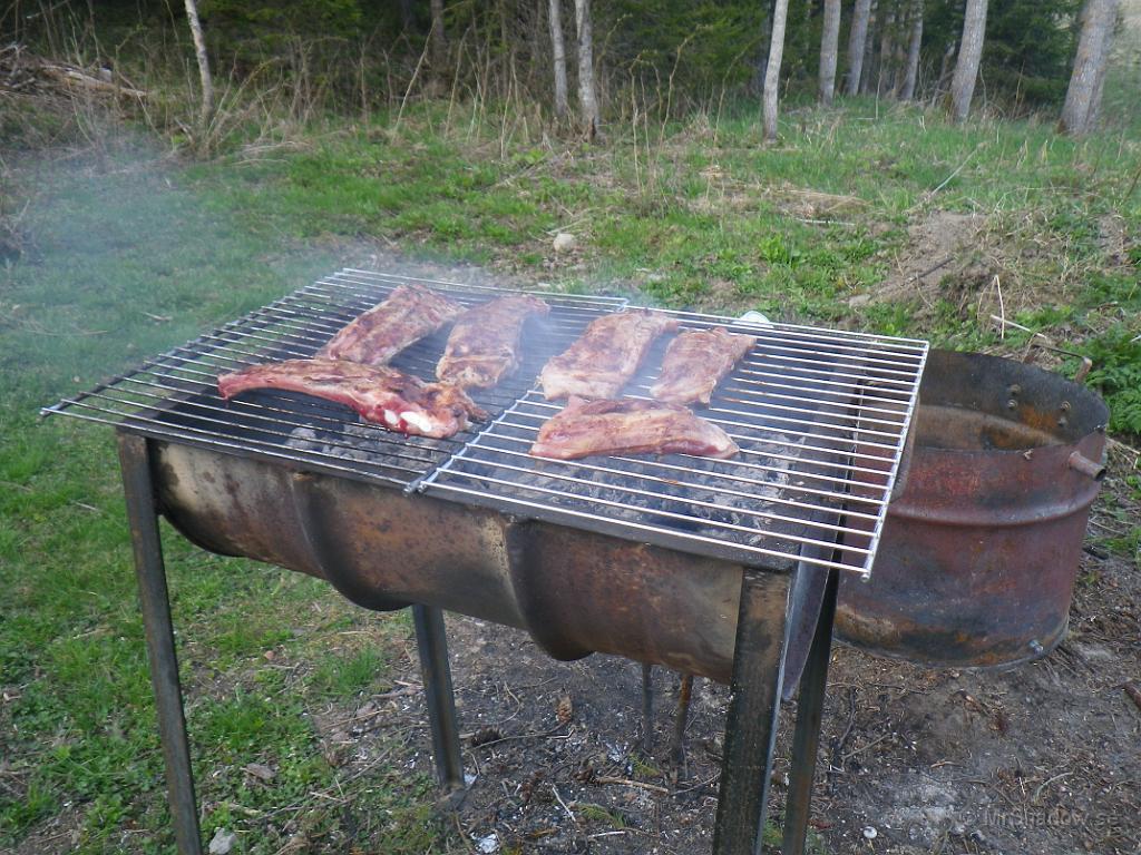 IMGP0734.JPG - Invigning av grillen :-)  Lite revbensspjäll som värms på lite..