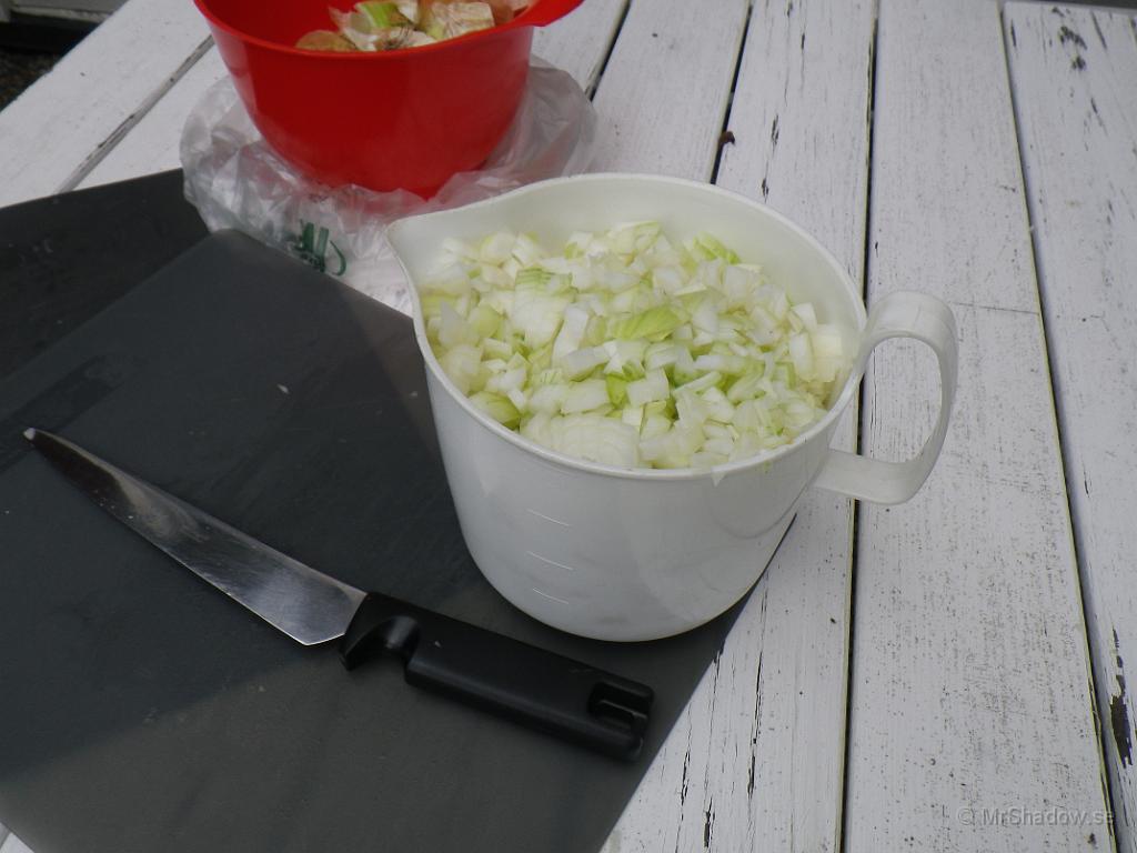 IMGP1374.JPG - Hackat en massa lök.. Glömde ta en bild på kastrullen sedan.. Det var 1,5kg renskav, löken och en massa cremefresch plus lite kryddor.. Det blev så småningom renskavsgryta och mandelpotatis till midda..