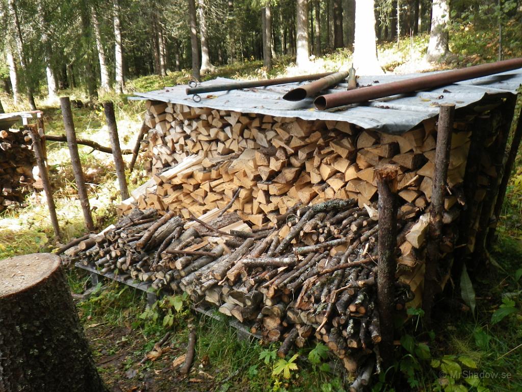 IMGP1531.JPG - Men ute är det fortfarande en hel del kvar.. Hade en del pinnved i år också. Bra att ha när man skall tända upp..