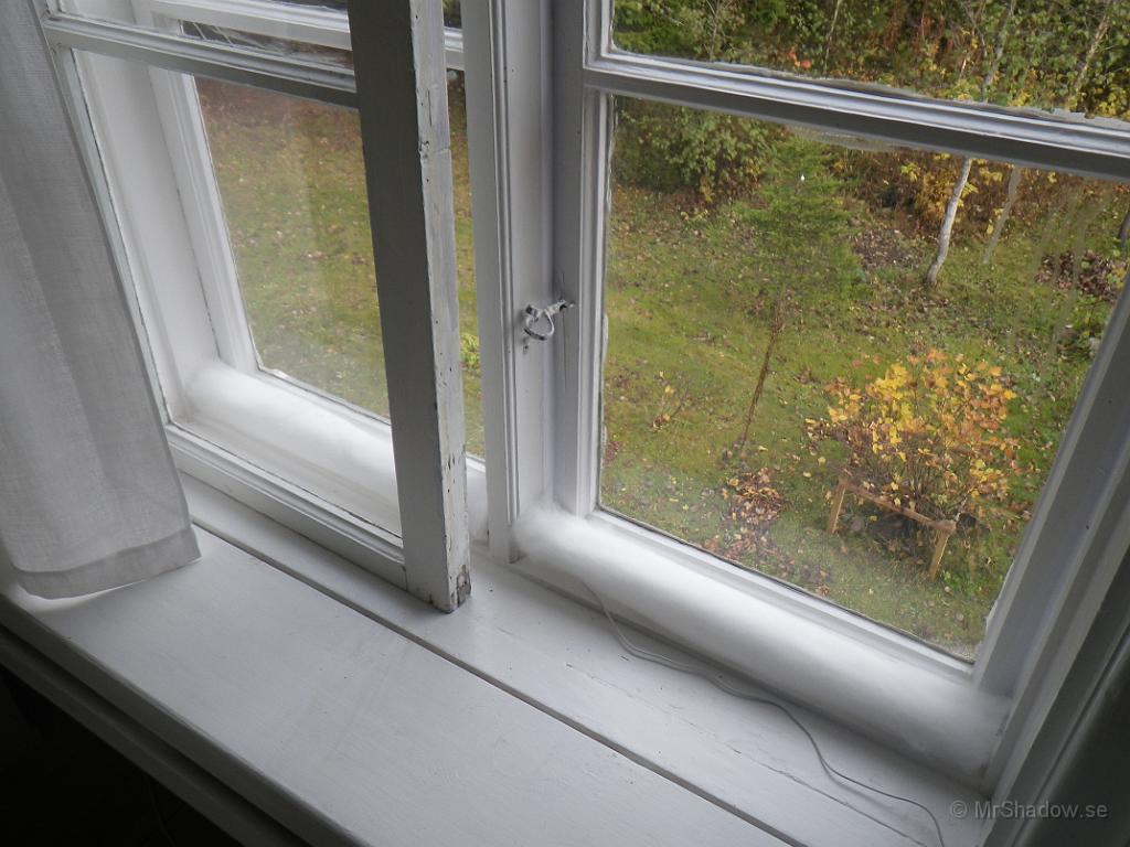 IMGP1557.JPG - I kammarn sätts också innanfönstern på plats.
