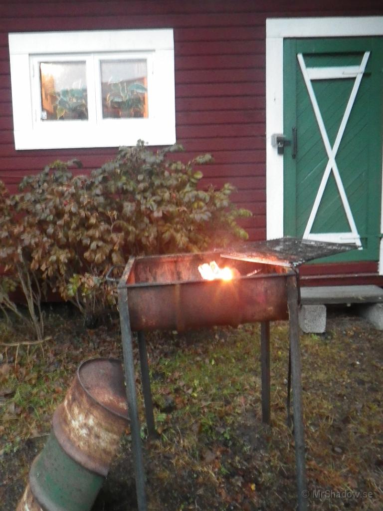 IMGP1749.jpg - 2012-11-24  Dags att laga mat. Grillen tänd