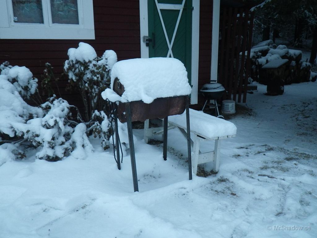 IMGP1793.JPG - Grillen är snart översnöad..