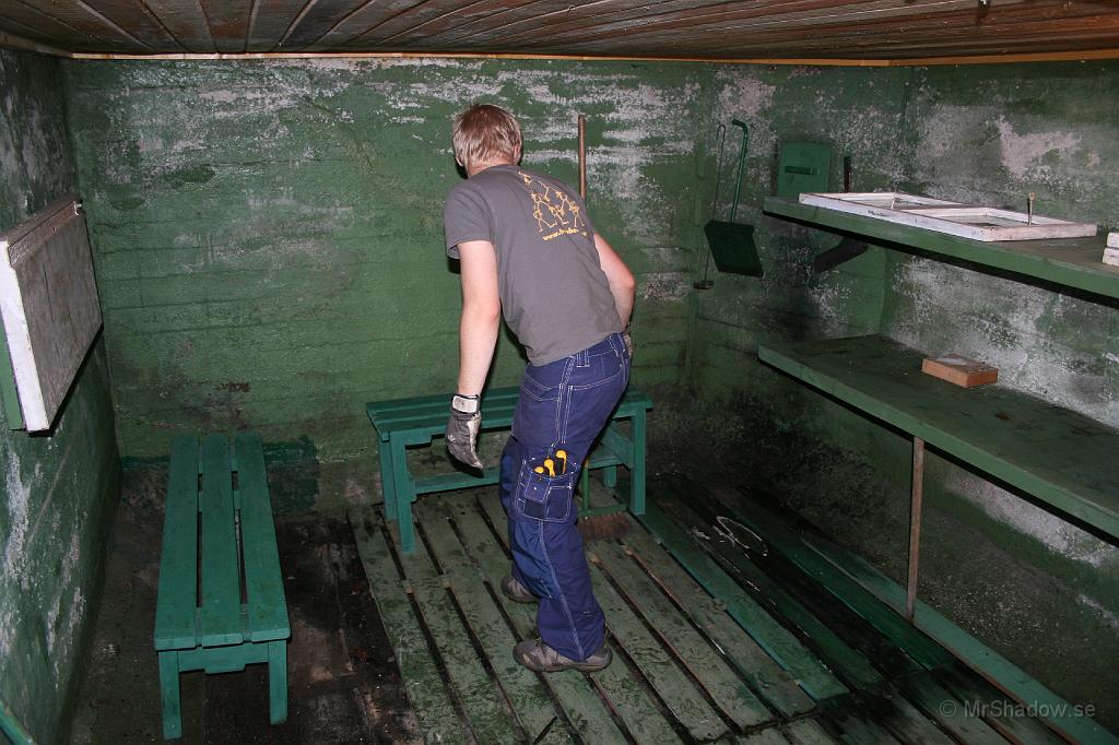 IMG_2278.JPG - Städning källare. Det var trätrall under nedbrytningsprocess på golvet.Enligt "bomärken" inlaggt 1982, så det har ju klarat sig bra ändå.Taket i källaren är enligt tidigare ägare bytt 2002