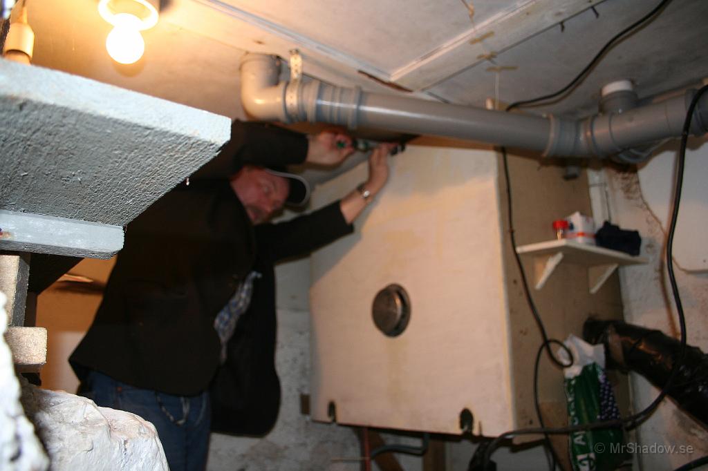 IMG_2165.JPG - Skruvar tillbaka luckan för vattenpumpen