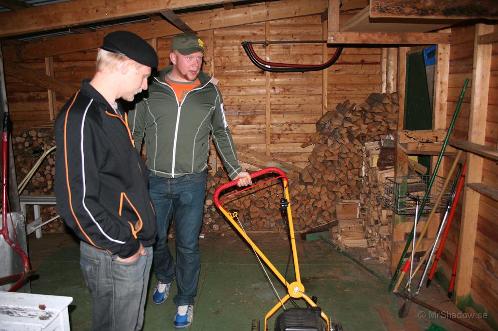 IMG_2226.JPG - Gäneralen demonstrerar för Bodyguard, hur smart handtaget på Klippon är.
