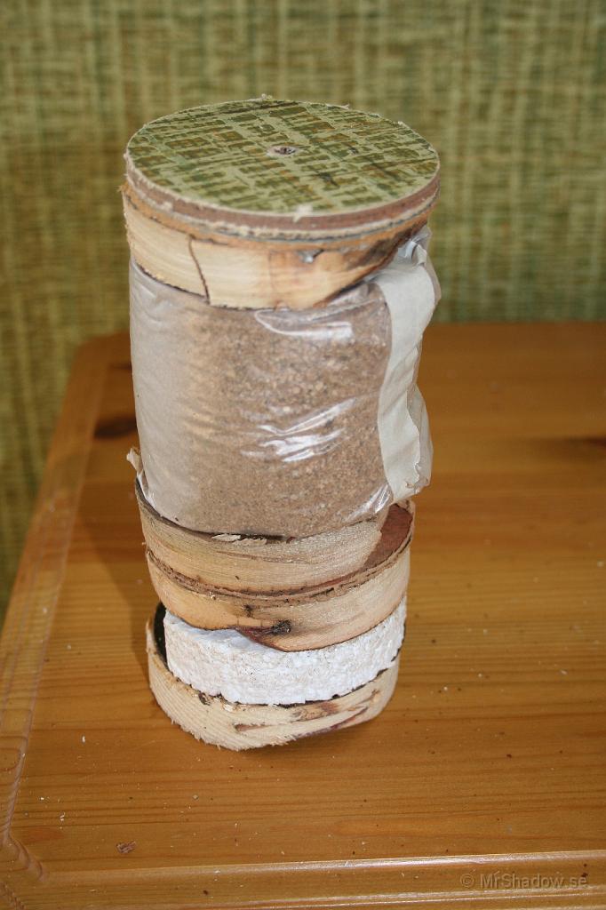 IMG_3009.JPG - Modell av ytterväggens uppbyggnad. Det är några olika lager av material, sågspån, papp i flera lager, masonit och ett flertal lager av träpanel