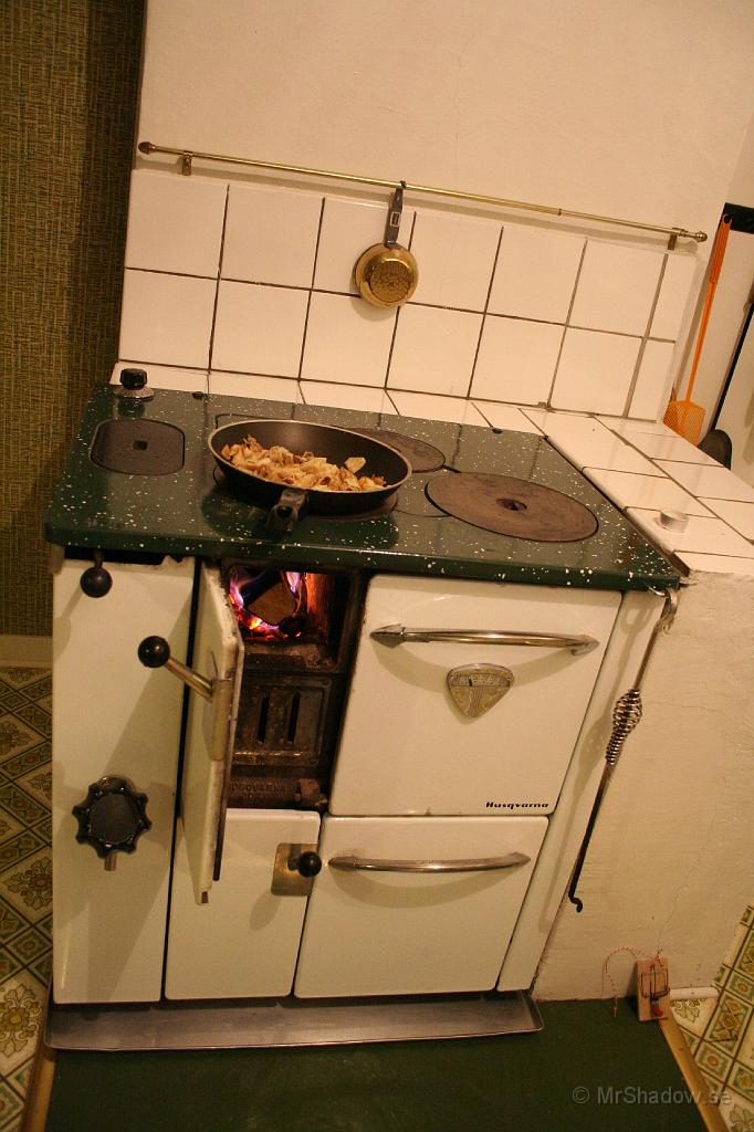 IMG_3011.JPG - Första måålet mat värms på spisen. Uppstekt pannkaka blev det och den åts med hjortronsylt :-)