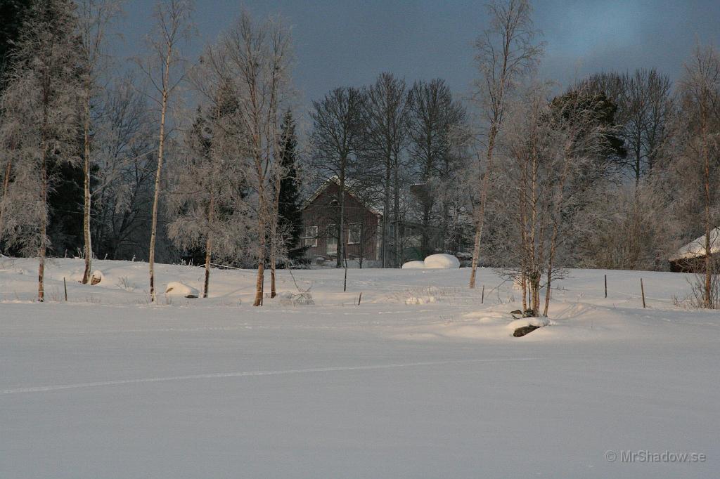 IMG_3221.JPG - Ett äldre hus långt uppe på höjden ovanför Slåtte gårdSer kallt ut
