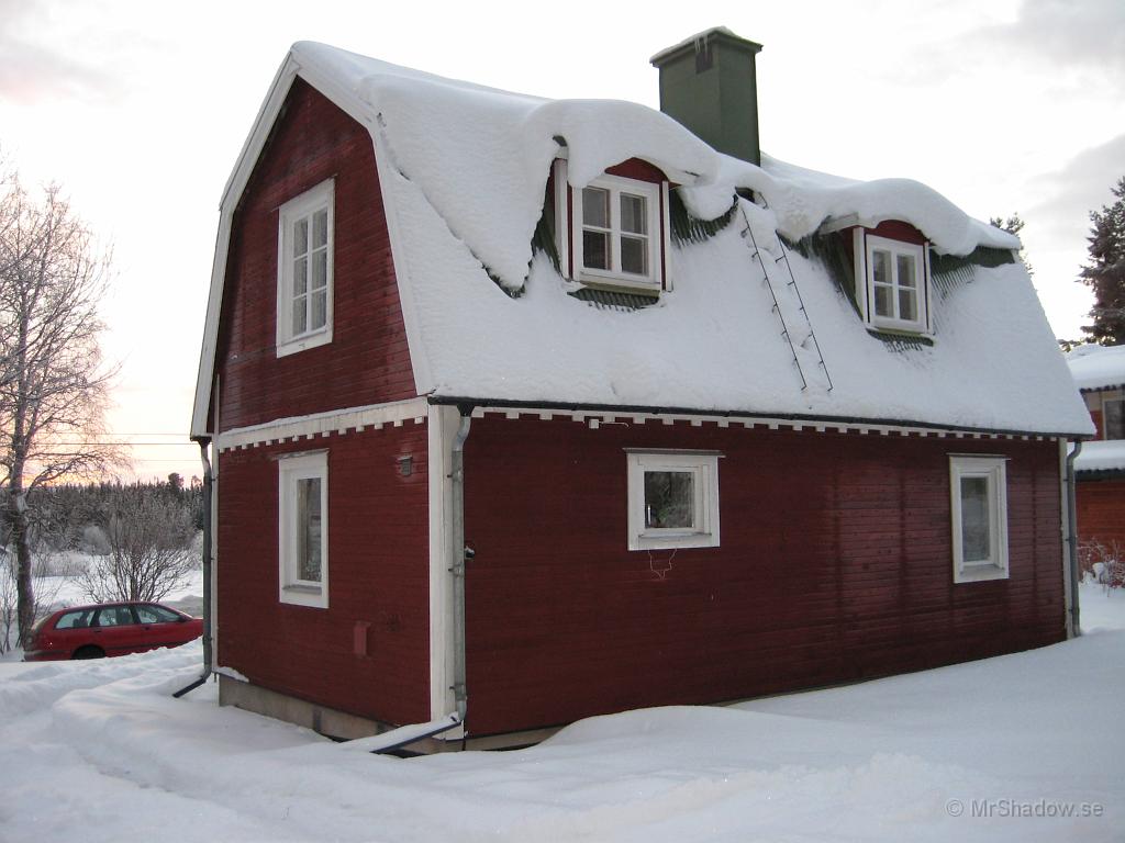 IX70_0273.JPG - Kallt.Här sern man vilka delar av huset som inte är såå uppvärmt.Vardagsummet på nedervåningen och utrymmen mellan tak och vägg på övervåningen