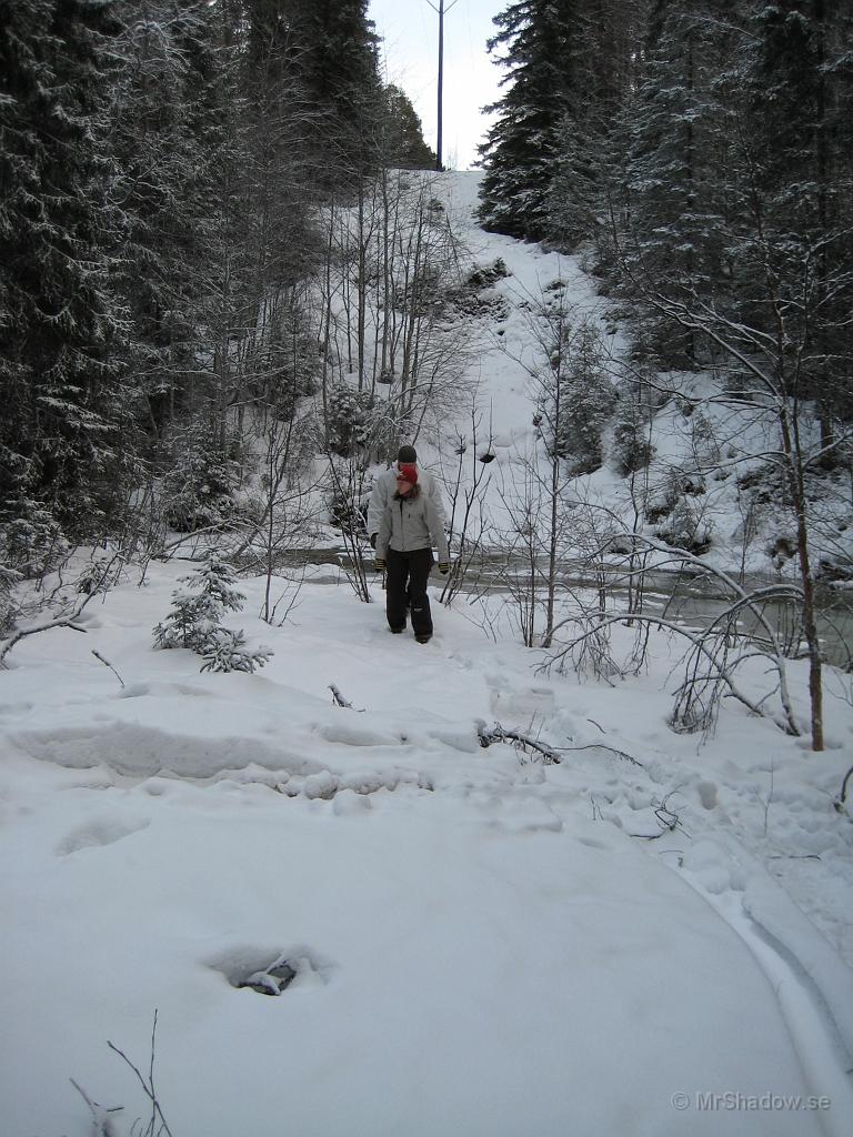 IX70_0321.JPG - E och M vid bäcken