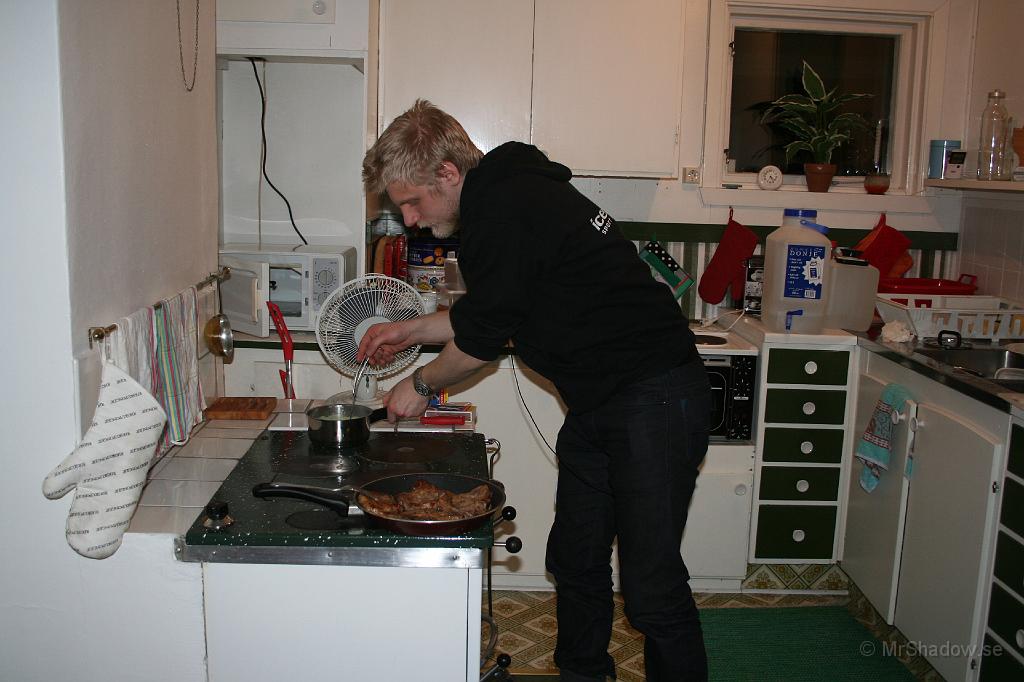 IMG_3290.JPG - Efter hårt jobb behövs mat. Kocken såsar här till det lite.