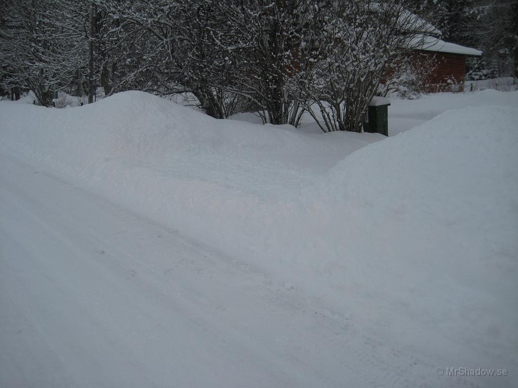 IX70_0502.JPG - Fredag 25 janDet har snöat lite...och plogbilen har åkt förbi några gånger.Bara att ta fram skovel och skotta sig in.