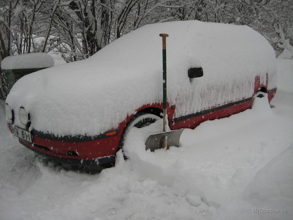 IX70_0511.JPG - Lastbilen insnöad.. nästan