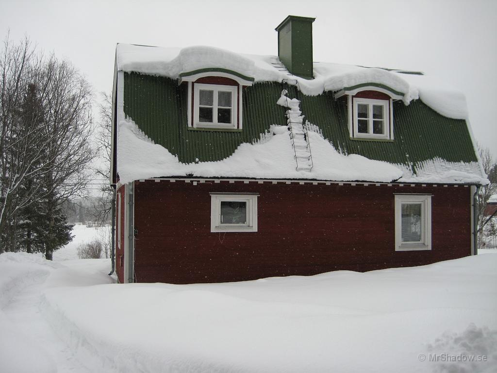IX70_0610.JPG - Tur att det är brant tak på huset.