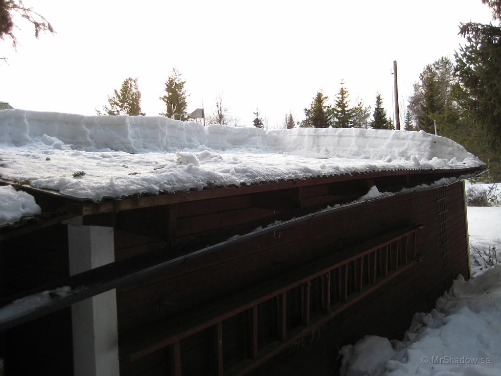 IX70_0653.JPG - 2008-03-09Fasaden på taket. Vi lämnade avsiktligt en halvmeter snö så att det skulle se bra ut nerifrån..