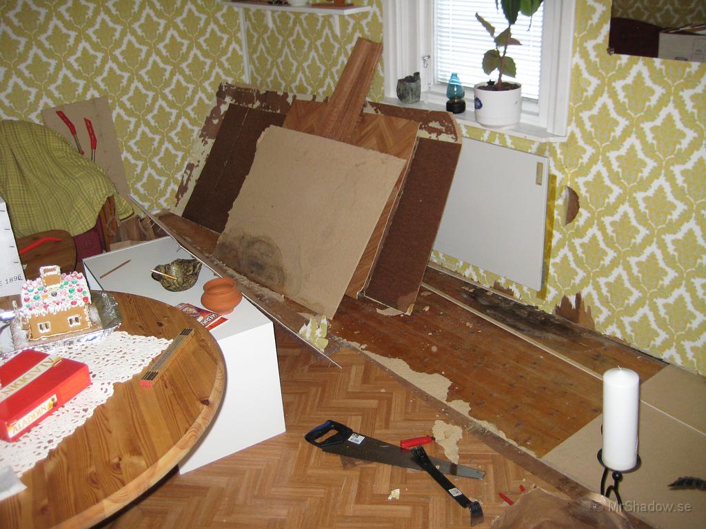 IX70_0709.JPG - Börjar se lite stökigt ur...  Å så är det ett hus i huset.  Pepparkakshuset finns kvar från i julas, men enligt visan varar ju julen ända till påsk