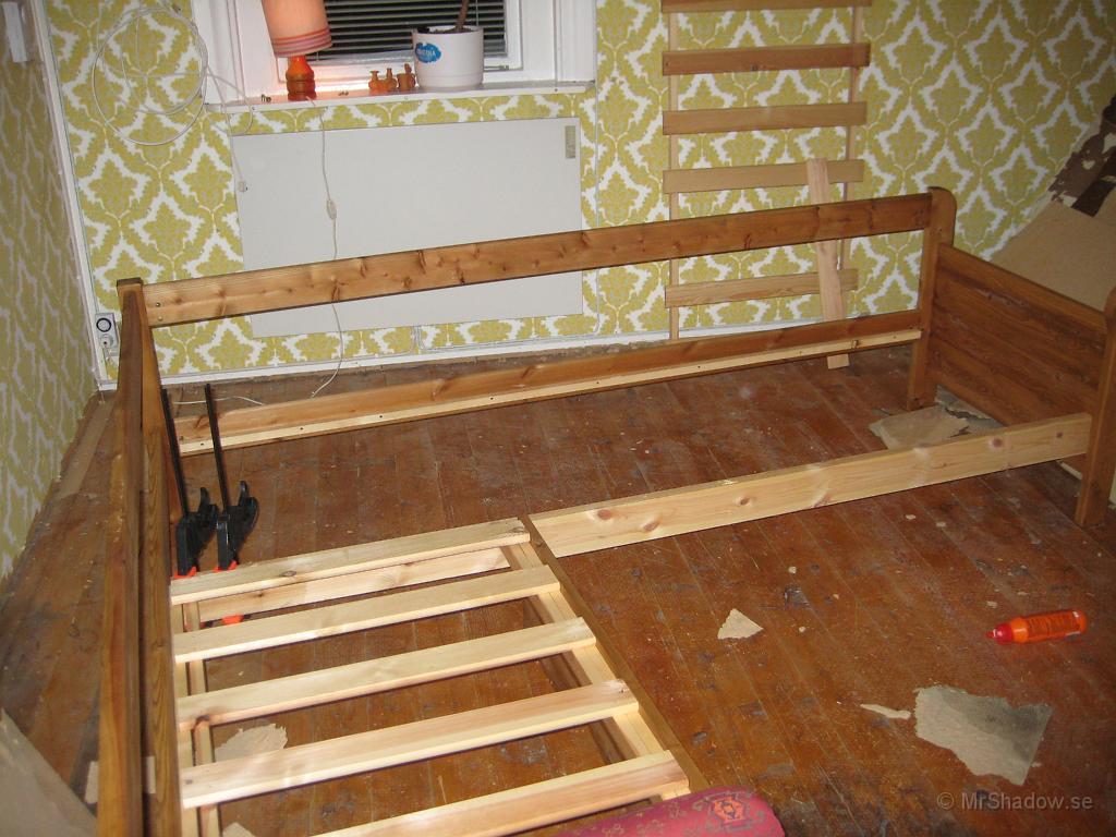 IX70_0720.JPG - Soffan fick lite underhåll också. En del i ramen hade gett sig när soffan knuffats fram och tillbaka. Några ribbor fick också spikas fast.