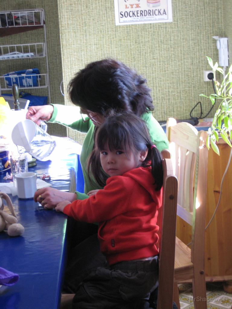 IX70_0769.JPG - Fast lite blyg är hon allt. Mamma spiller i mera saft