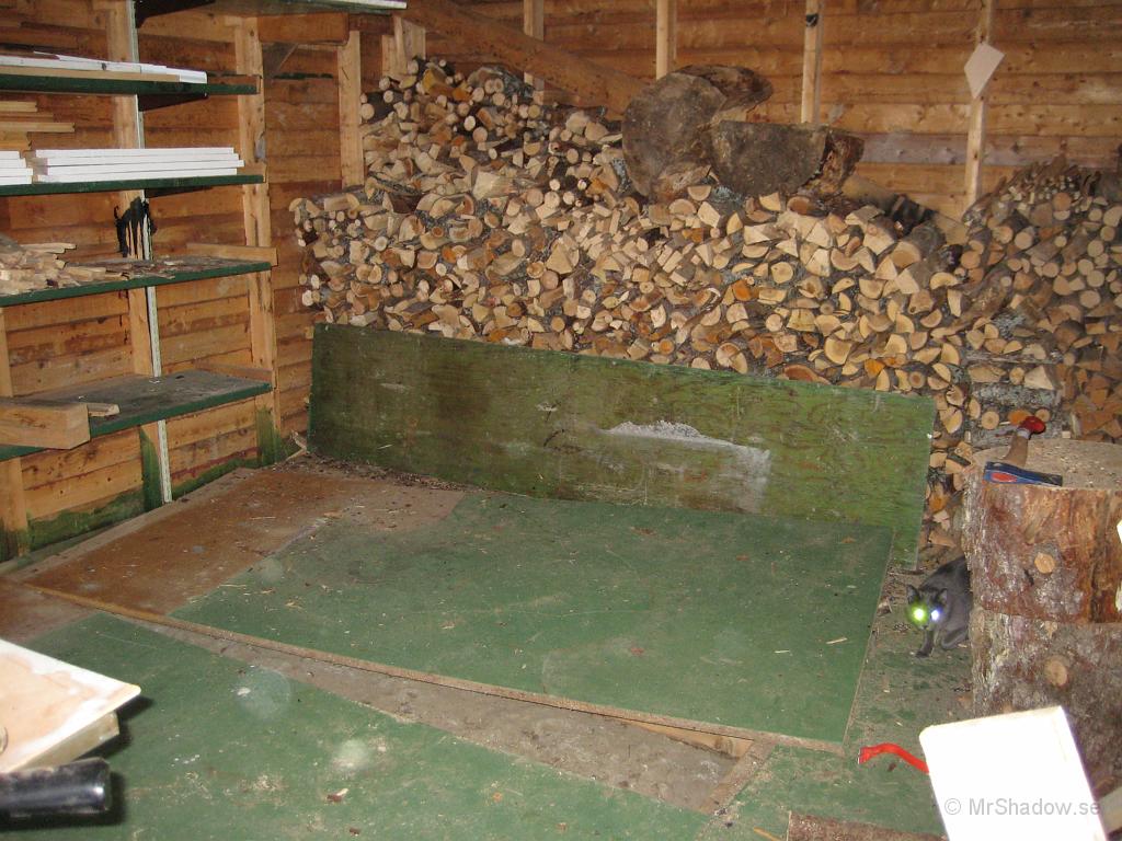 IX70_0770.JPG - Nytt delprojekt på "G". En mellanvägg skall sättas upp i uthuset för att dela av till en vedbod. Den väggen skall färstas nertill i golvåsen och upptill i takstolen. Måste öppna golvet för att kolla in läget lite.