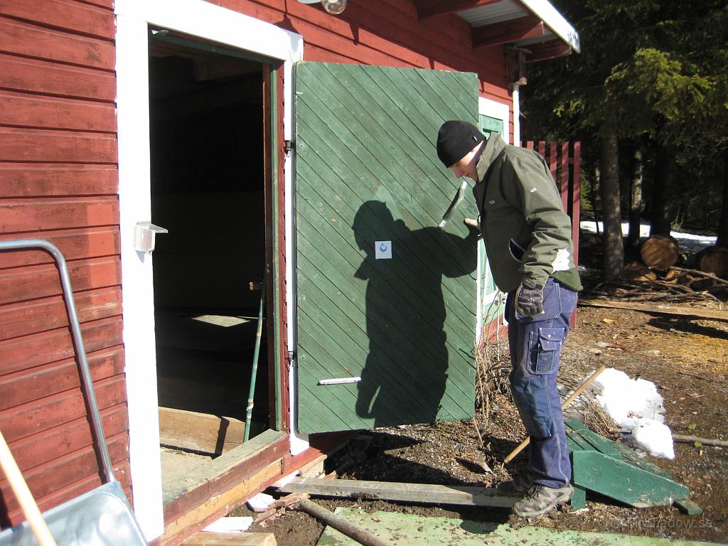 IX70_0786.JPG - Bodyguard använder sin vikt för att lyfta uthuset