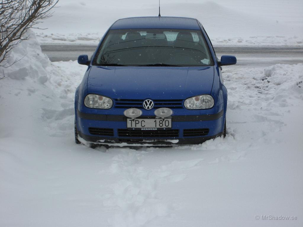 IX70_0798.JPG - Dags att montera plog på sportgolfen. Spoilern sitter liite högt ju