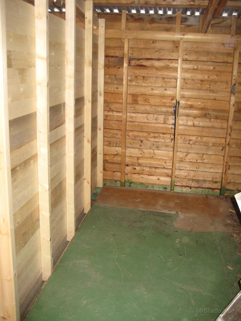 IX70_0810.JPG - Här blir det nog bra att stapla ved i framtiden. Lite större än 6 m² är utrymmet, så ved för ett år får ledigt plats