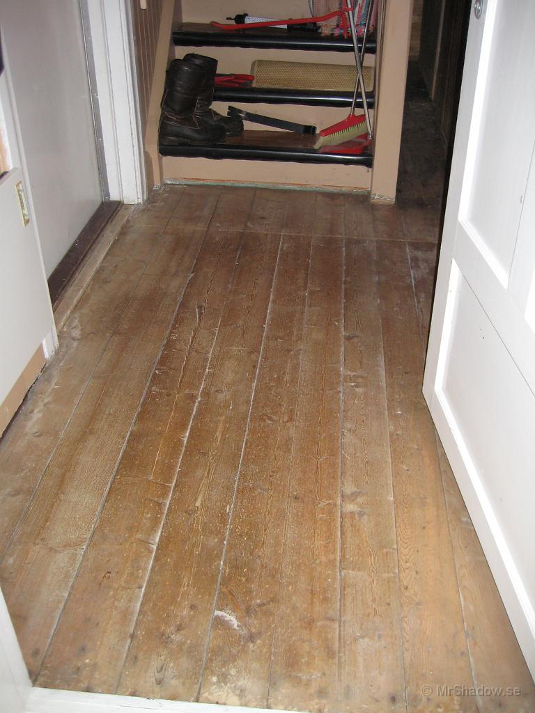 IX70_0822.JPG - Efter lite städning och närmare besiktning så ser det fortfarande bra ut.Alla springor är inte helt täta och det kanske är svårt att få bort allt skräp i dessa, men golvet kan ganska enkelt slipas och lackas