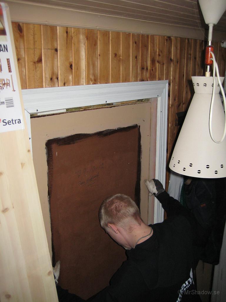 IX70_0838.JPG - Tillbakamontering av spånskiva. Den var det verkligen pressfattning på