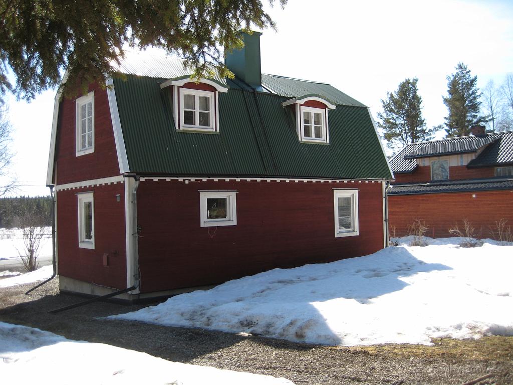 IX70_0898.JPG - Snön minskar, men det är fortfarande mycket bakanför huset