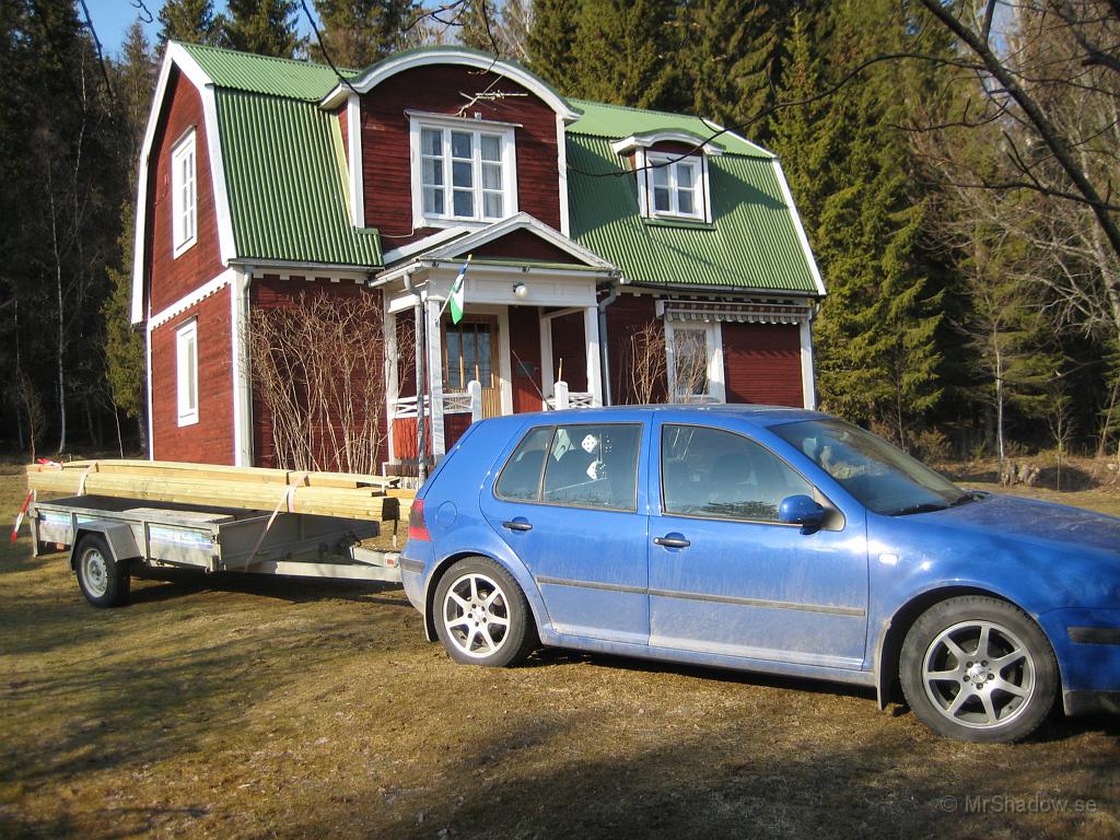 IX70_0924.JPG - 2008-04-30  Lite impregnerat virke till farstukvisten och lecablock till uthuset följde med på släpet denna dag