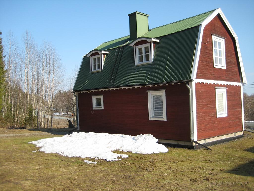 IX70_0925.JPG - Lite snö kvar på norra sidan av huset. Snö kanske bara delvis, mestadels är det is.