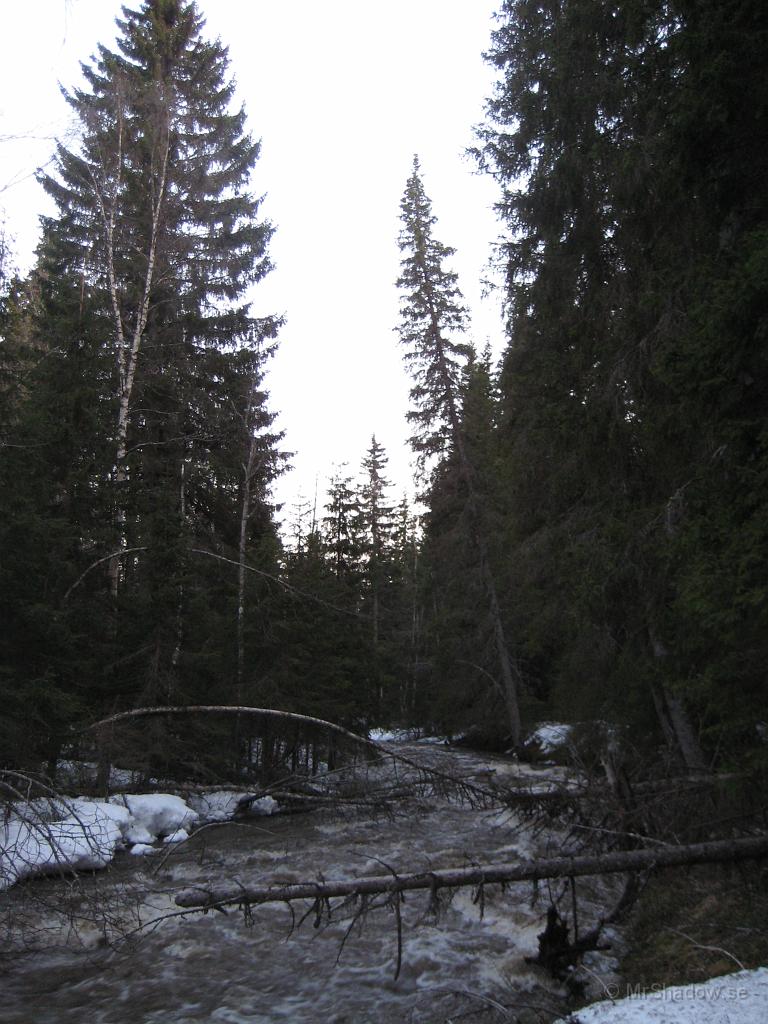 IX70_0929.JPG - Mycket vatten i ån