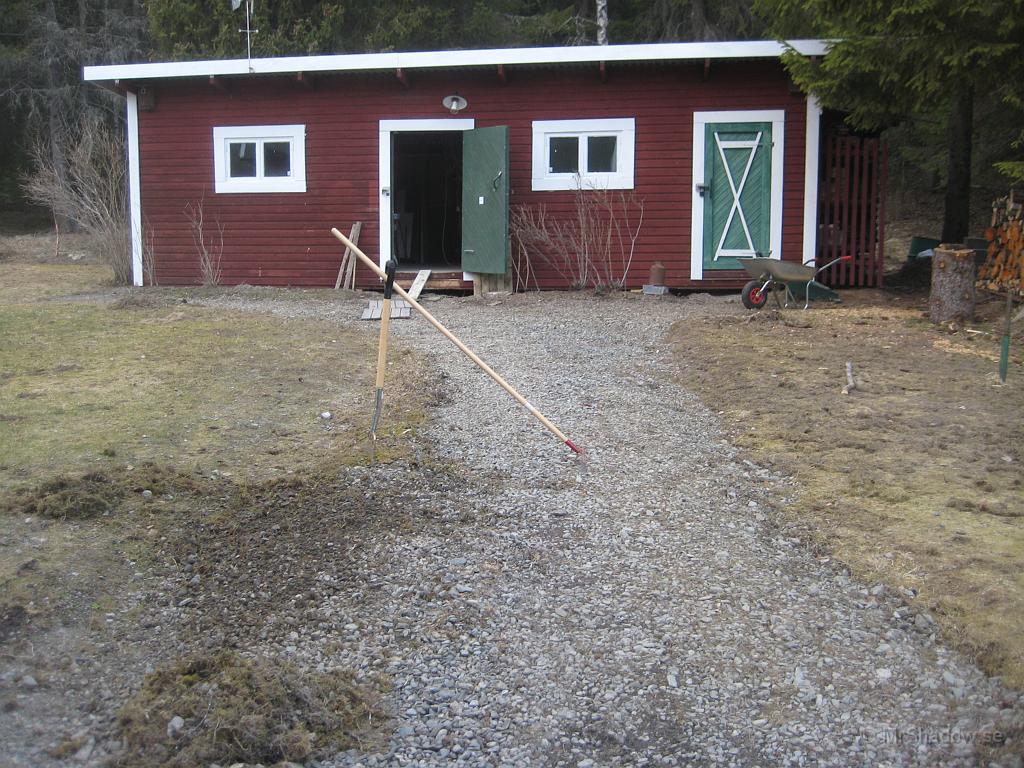 IX70_0934.JPG - Ett styvt jobb att få bort mossan och det är bara första delen att ta bort de stora tuvorna