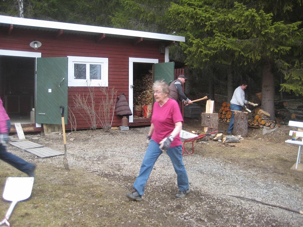IX70_0949.JPG - Farmor i full fart och E ser man bara bakhasorna av i vänstra kanten.