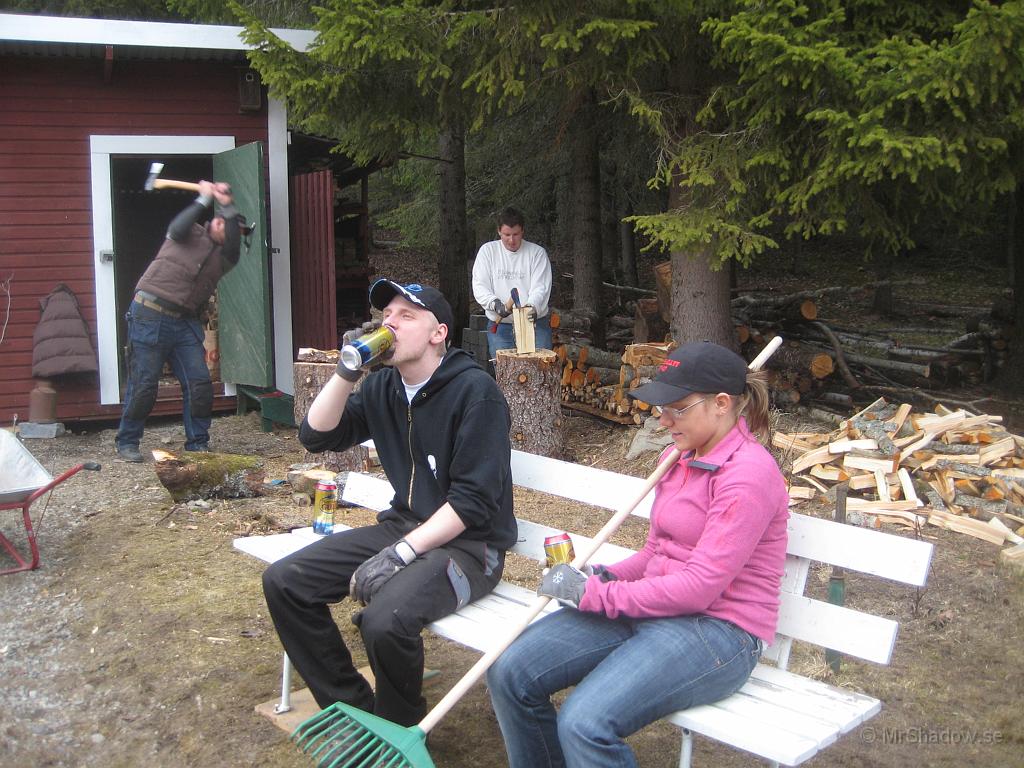 IX70_0951.JPG - M ser ut att vara irriterad på ett vedträ, medans J har fått in en fullträff. Bodyguard provar att äta burk